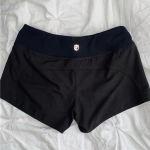 Born Primitive size S shorts